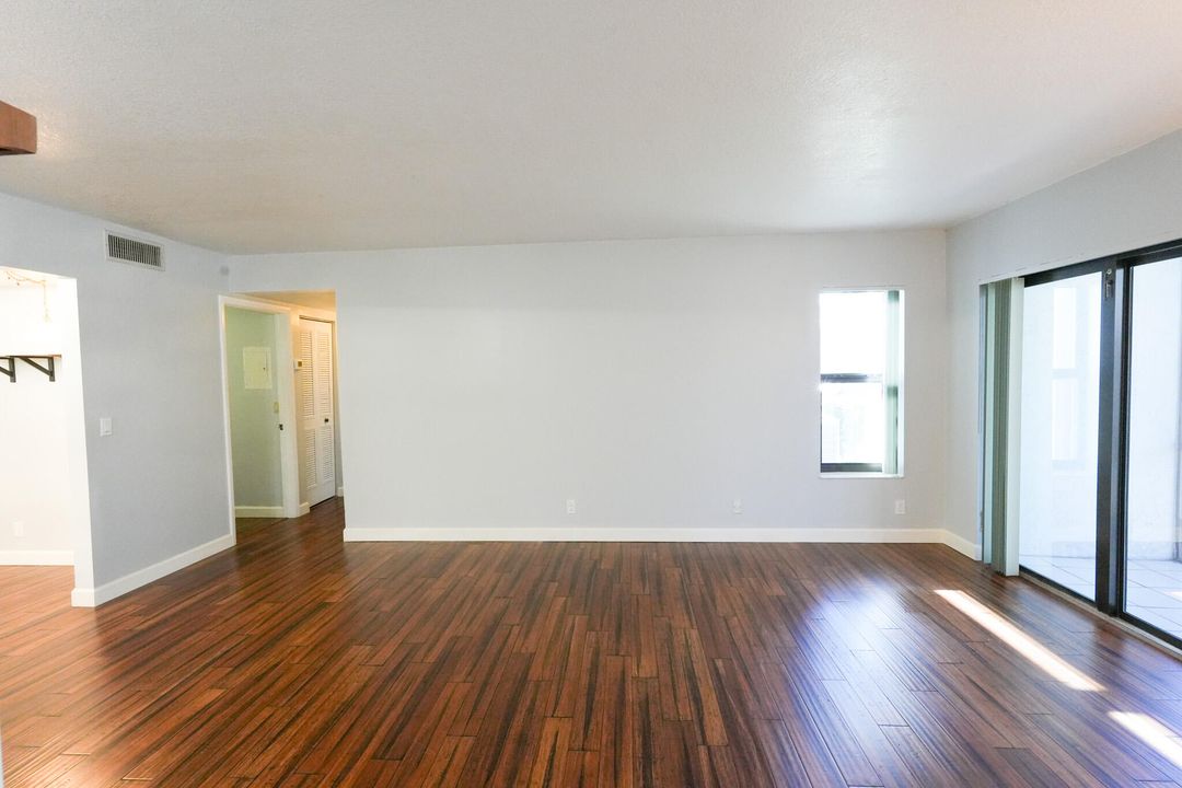 For Sale: $229,000 (2 beds, 2 baths, 1111 Square Feet)