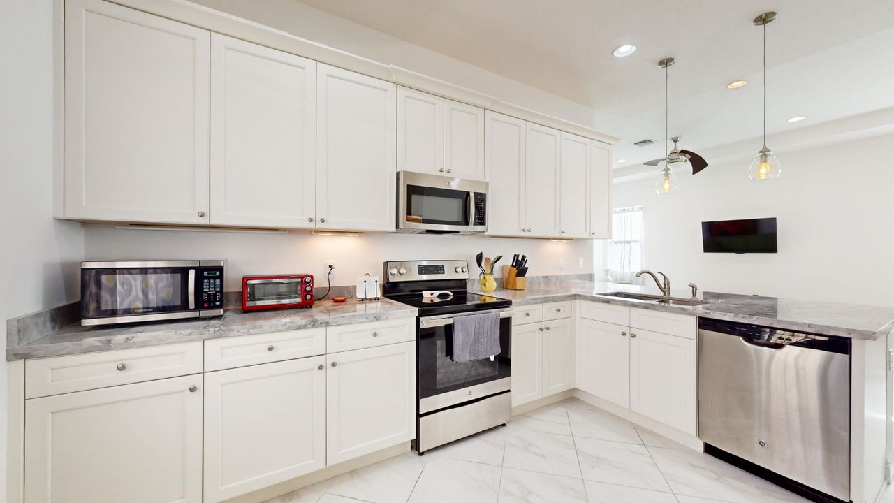 For Sale: $409,000 (2 beds, 2 baths, 1516 Square Feet)