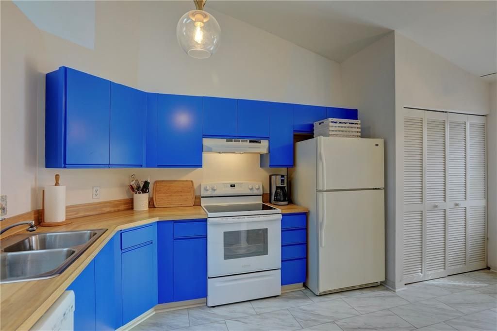 For Sale: $229,000 (2 beds, 2 baths, 1105 Square Feet)