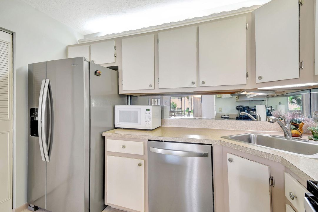 For Sale: $180,000 (2 beds, 2 baths, 937 Square Feet)