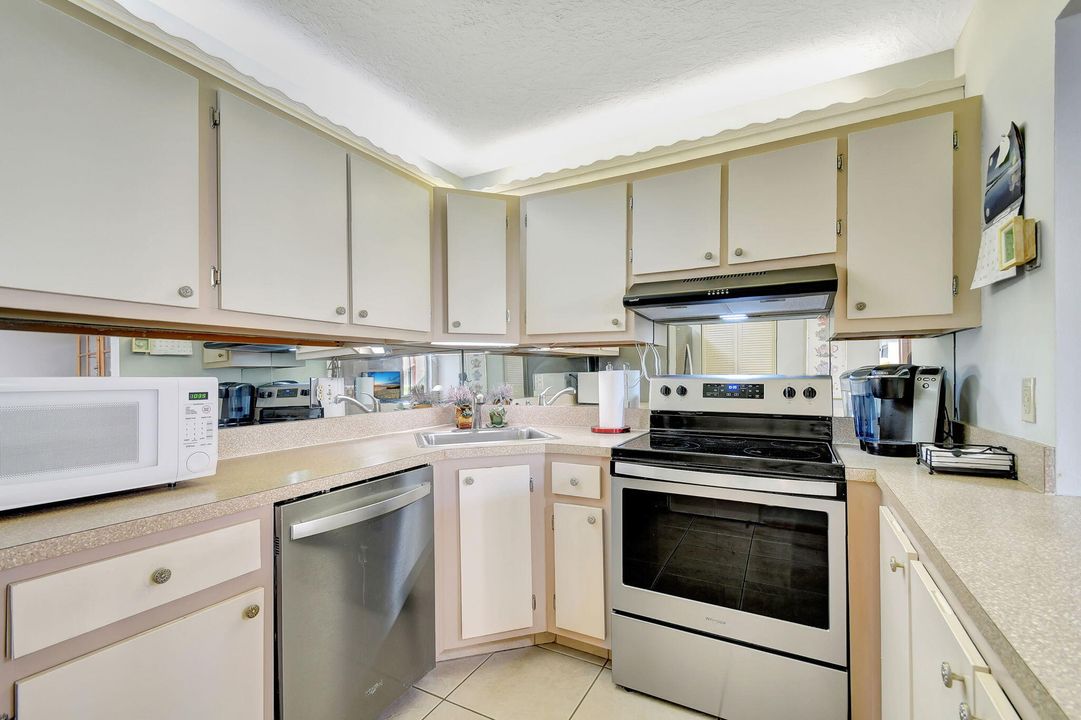 For Sale: $180,000 (2 beds, 2 baths, 937 Square Feet)