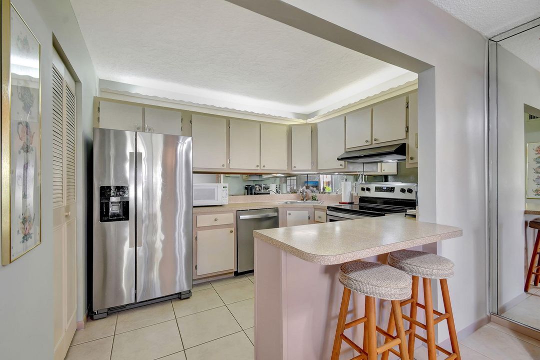 For Sale: $180,000 (2 beds, 2 baths, 937 Square Feet)