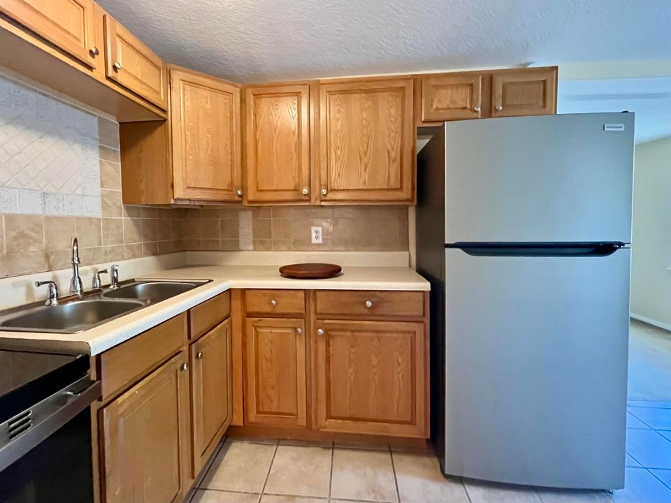 For Sale: $220,000 (3 beds, 1 baths, 469 Square Feet)