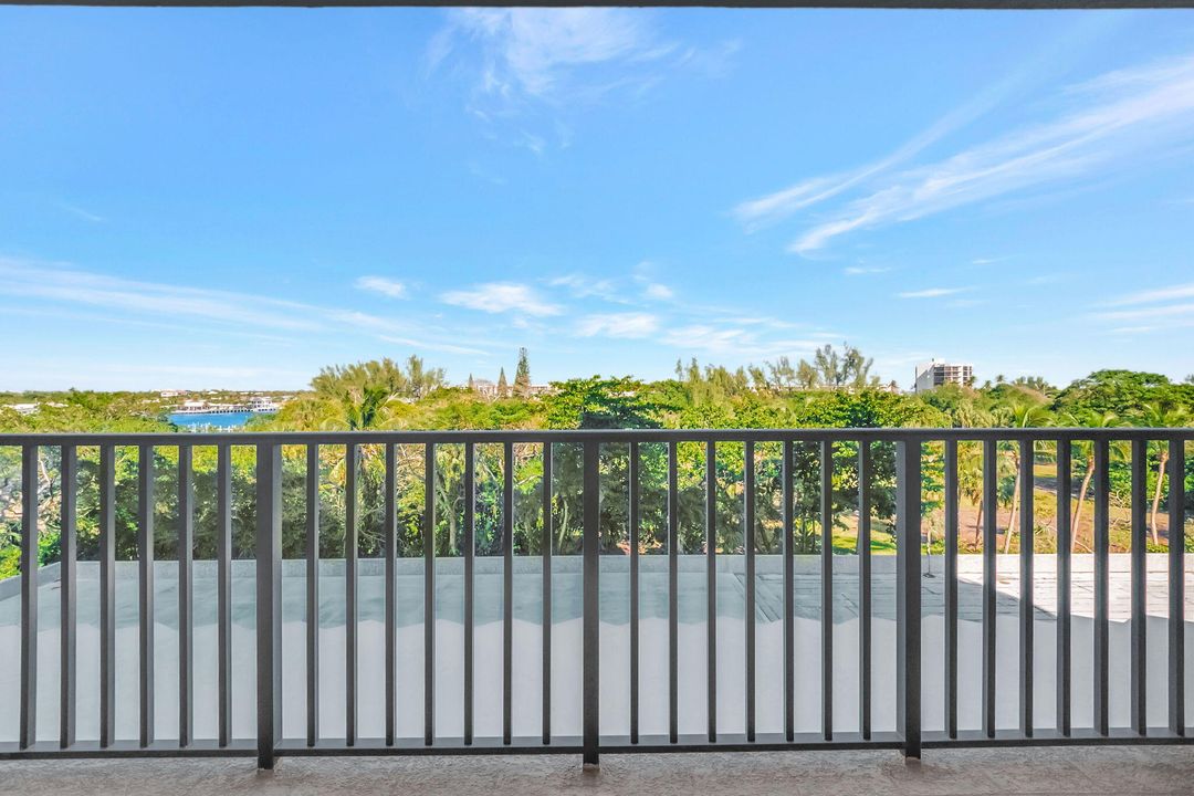 For Sale: $475,000 (2 beds, 2 baths, 1031 Square Feet)