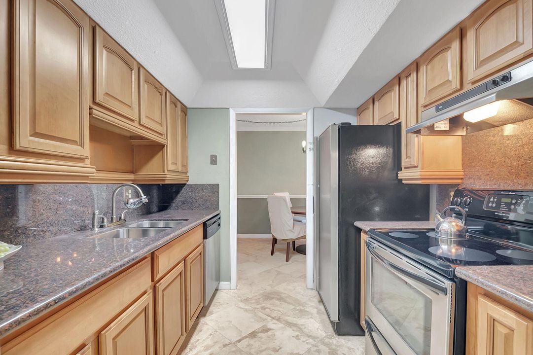 For Sale: $475,000 (2 beds, 2 baths, 1031 Square Feet)