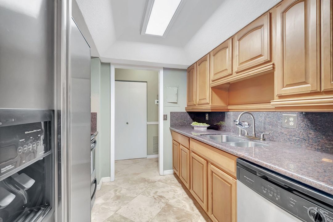 For Sale: $475,000 (2 beds, 2 baths, 1031 Square Feet)