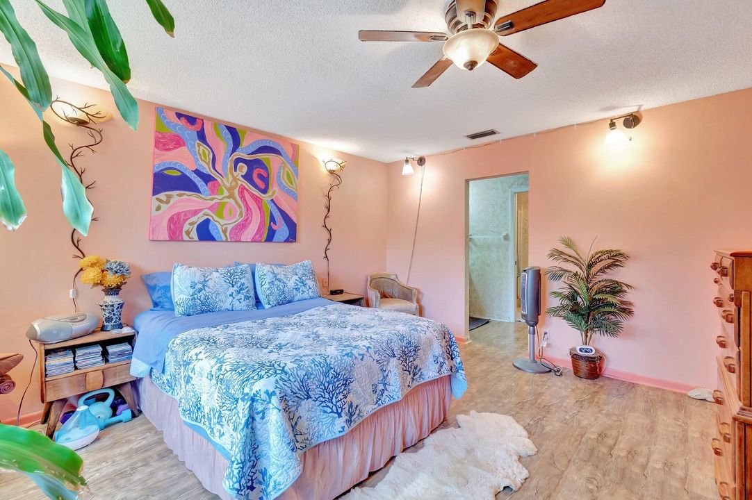 For Sale: $350,000 (2 beds, 2 baths, 1180 Square Feet)