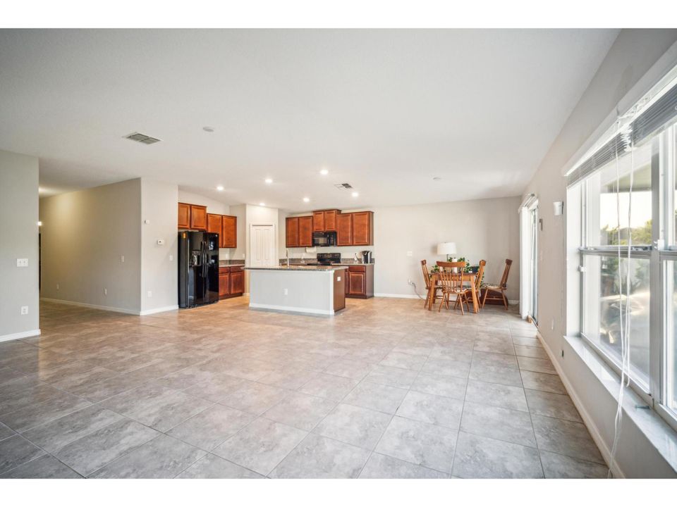 For Sale: $351,000 (4 beds, 2 baths, 1939 Square Feet)