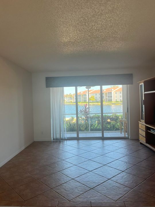 For Sale: $369,000 (2 beds, 2 baths, 1090 Square Feet)