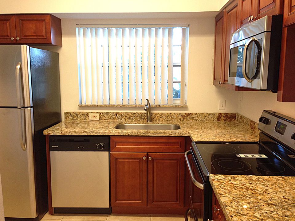 For Sale: $225,000 (2 beds, 2 baths, 891 Square Feet)