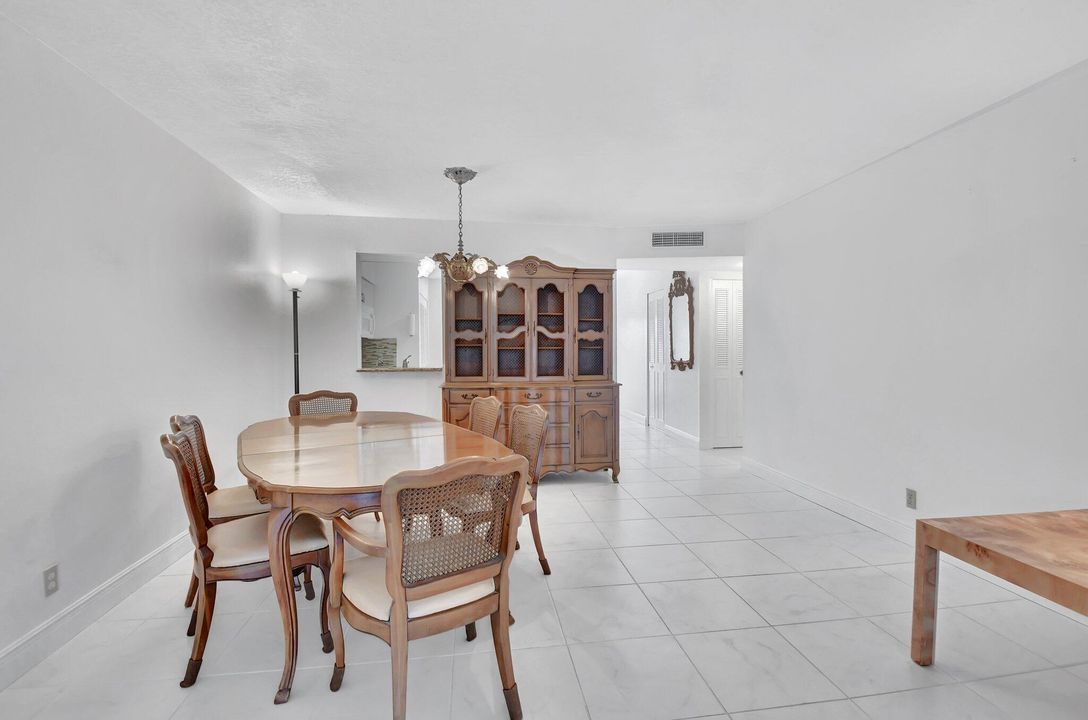 For Sale: $130,000 (2 beds, 2 baths, 1044 Square Feet)