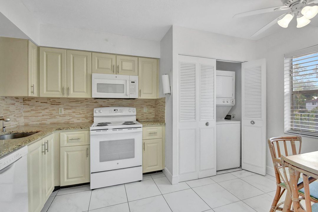 For Sale: $130,000 (2 beds, 2 baths, 1044 Square Feet)