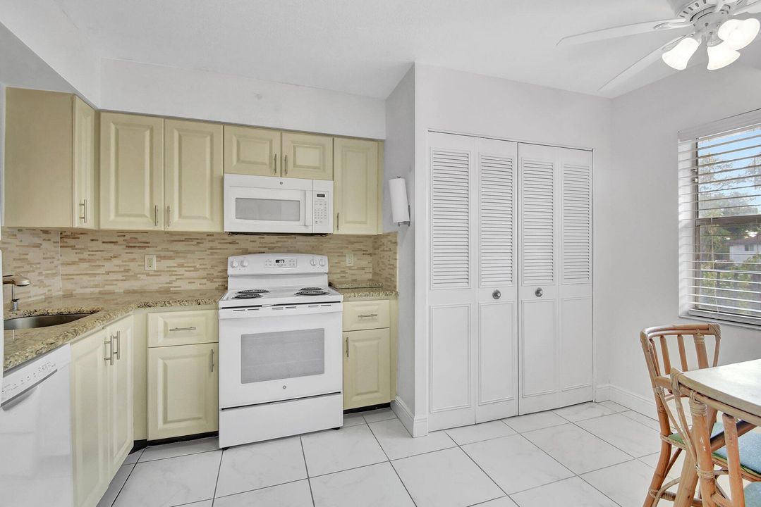 For Sale: $130,000 (2 beds, 2 baths, 1044 Square Feet)