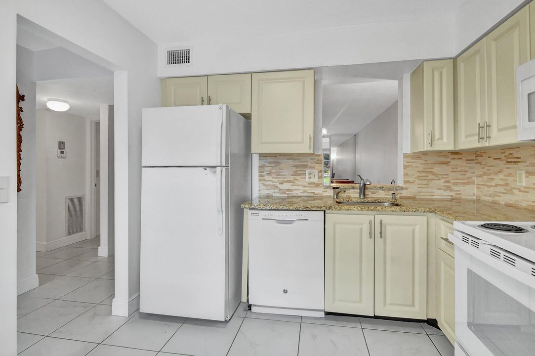 For Sale: $130,000 (2 beds, 2 baths, 1044 Square Feet)