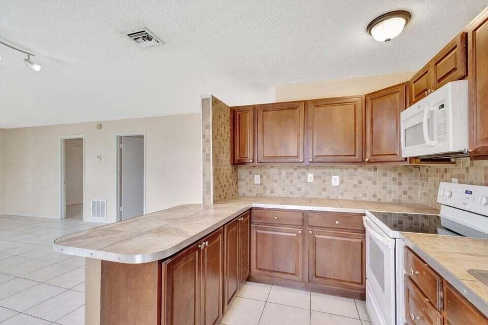 For Rent: $2,195 (2 beds, 1 baths, 1024 Square Feet)