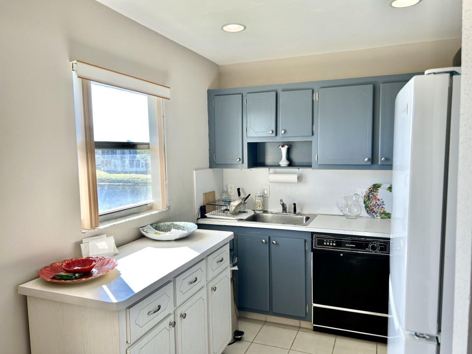 For Sale: $136,000 (2 beds, 2 baths, 880 Square Feet)