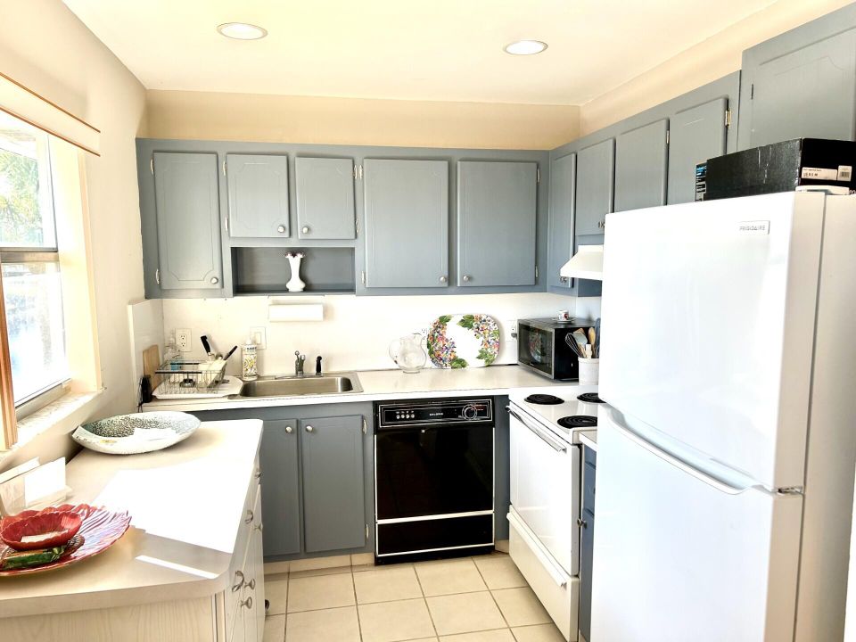 For Sale: $136,000 (2 beds, 2 baths, 880 Square Feet)