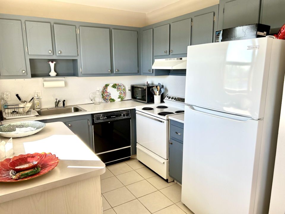 For Sale: $136,000 (2 beds, 2 baths, 880 Square Feet)