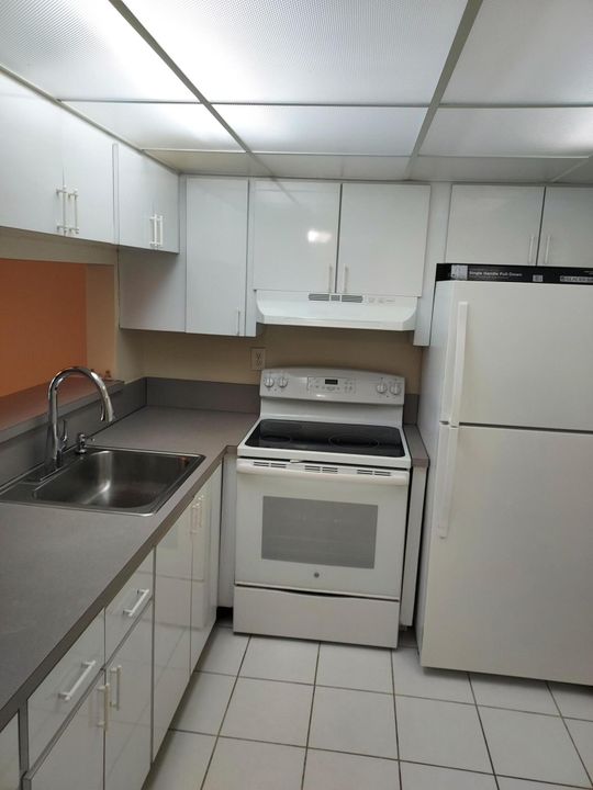 For Sale: $99,000 (1 beds, 1 baths, 700 Square Feet)