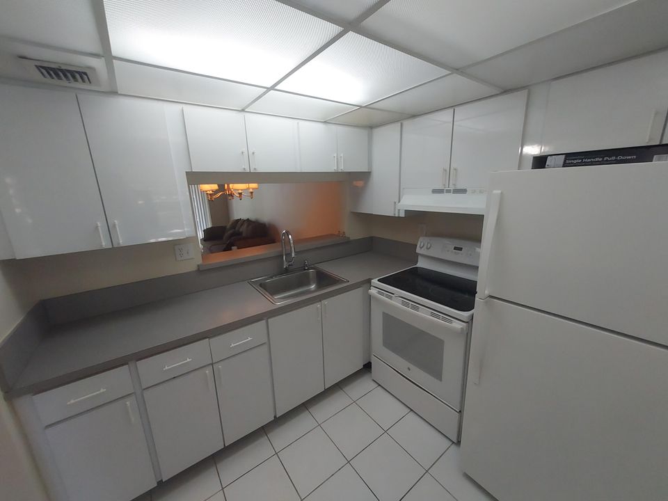 For Sale: $99,000 (1 beds, 1 baths, 700 Square Feet)