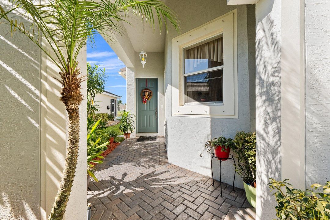 For Sale: $335,900 (2 beds, 2 baths, 1372 Square Feet)