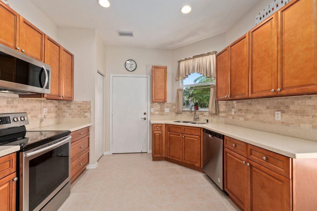 For Sale: $335,900 (2 beds, 2 baths, 1372 Square Feet)