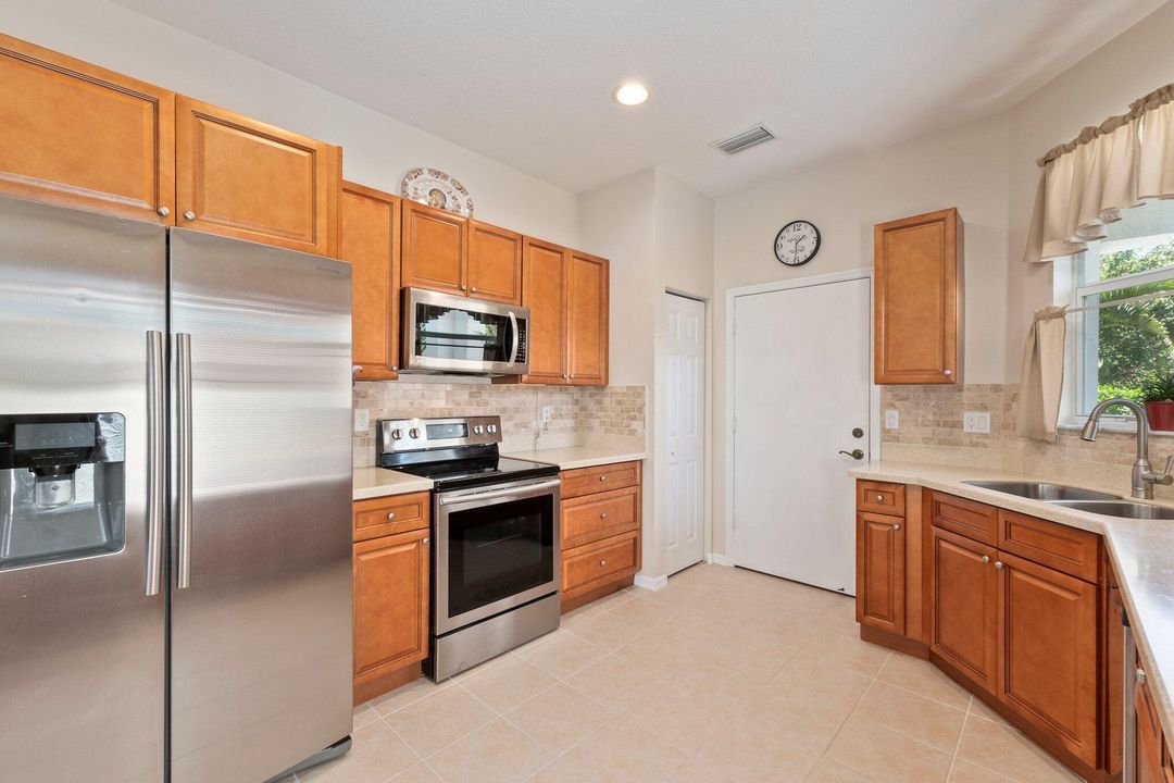 For Sale: $335,900 (2 beds, 2 baths, 1372 Square Feet)