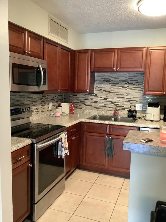 For Rent: $1,900 (2 beds, 2 baths, 893 Square Feet)