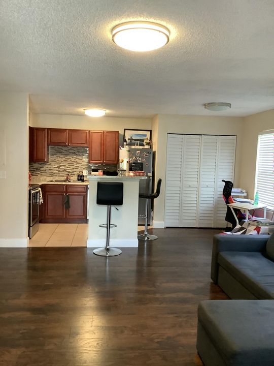 For Rent: $1,900 (2 beds, 2 baths, 893 Square Feet)