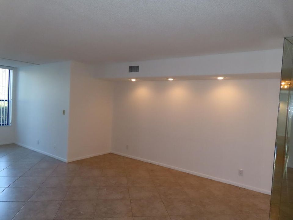 For Rent: $2,300 (2 beds, 2 baths, 1300 Square Feet)