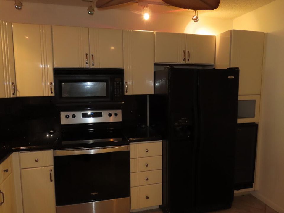 For Rent: $2,300 (2 beds, 2 baths, 1300 Square Feet)