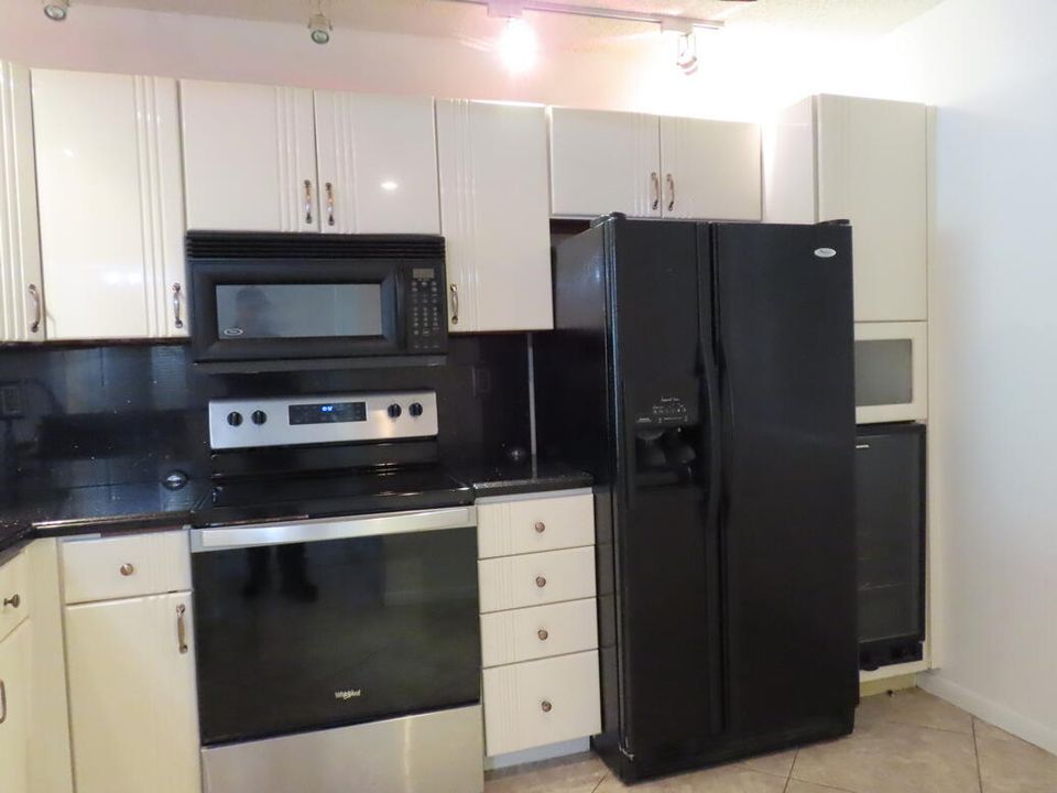 For Rent: $2,300 (2 beds, 2 baths, 1300 Square Feet)