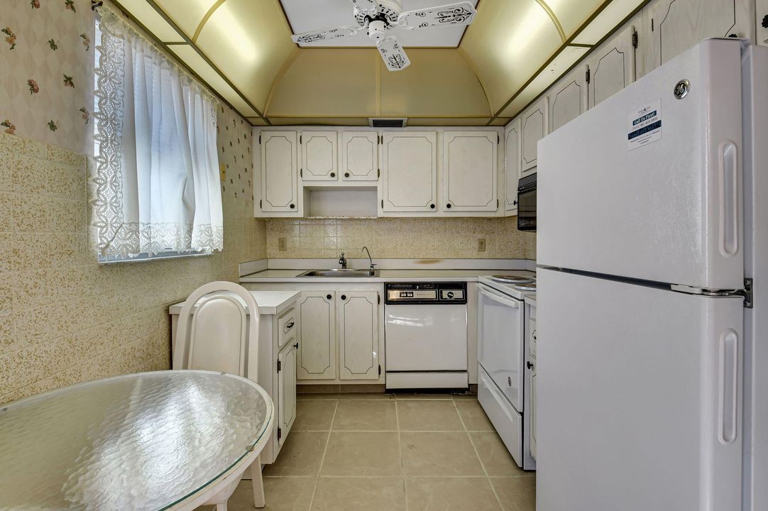 For Sale: $99,000 (2 beds, 2 baths, 880 Square Feet)