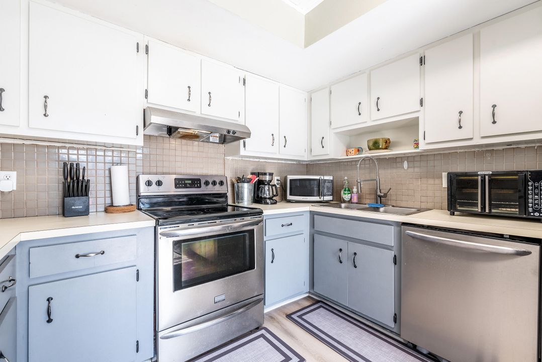 For Sale: $304,999 (2 beds, 2 baths, 1577 Square Feet)