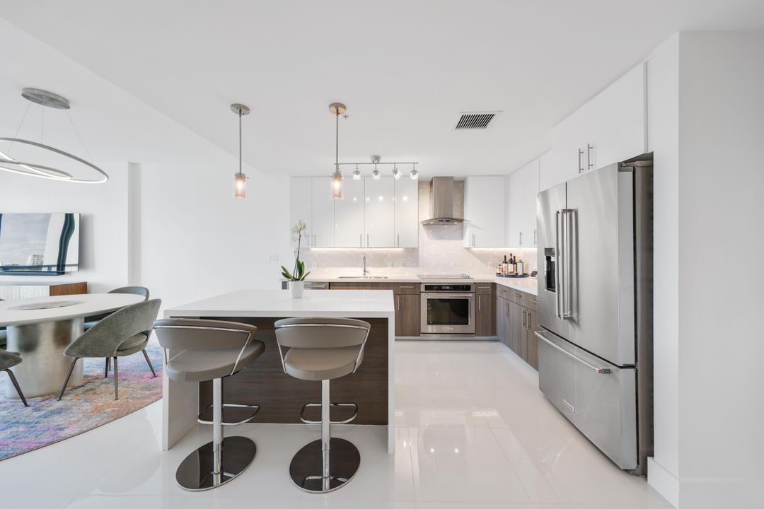 For Sale: $825,000 (1 beds, 1 baths, 926 Square Feet)