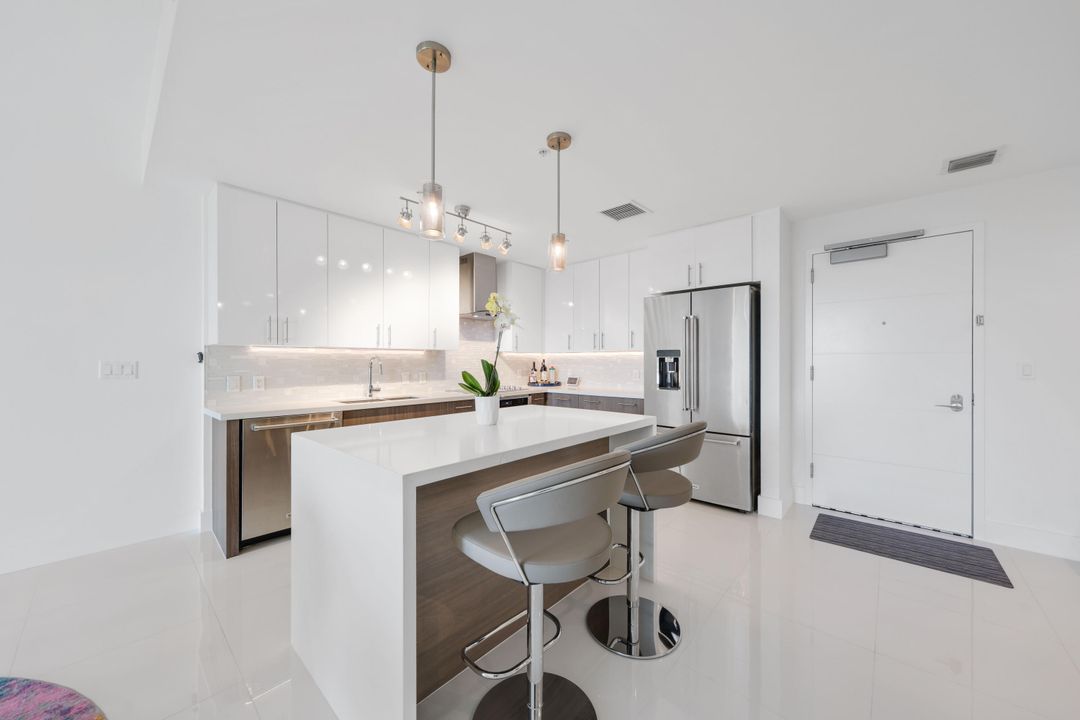 For Sale: $825,000 (1 beds, 1 baths, 926 Square Feet)