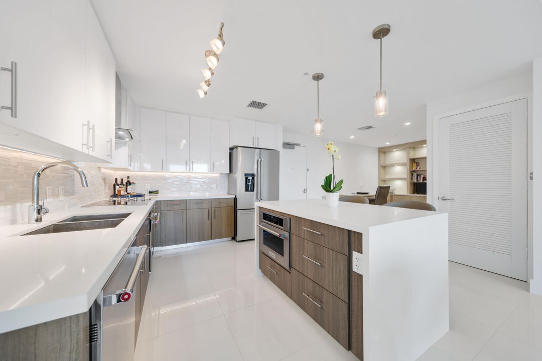 For Sale: $825,000 (1 beds, 1 baths, 926 Square Feet)