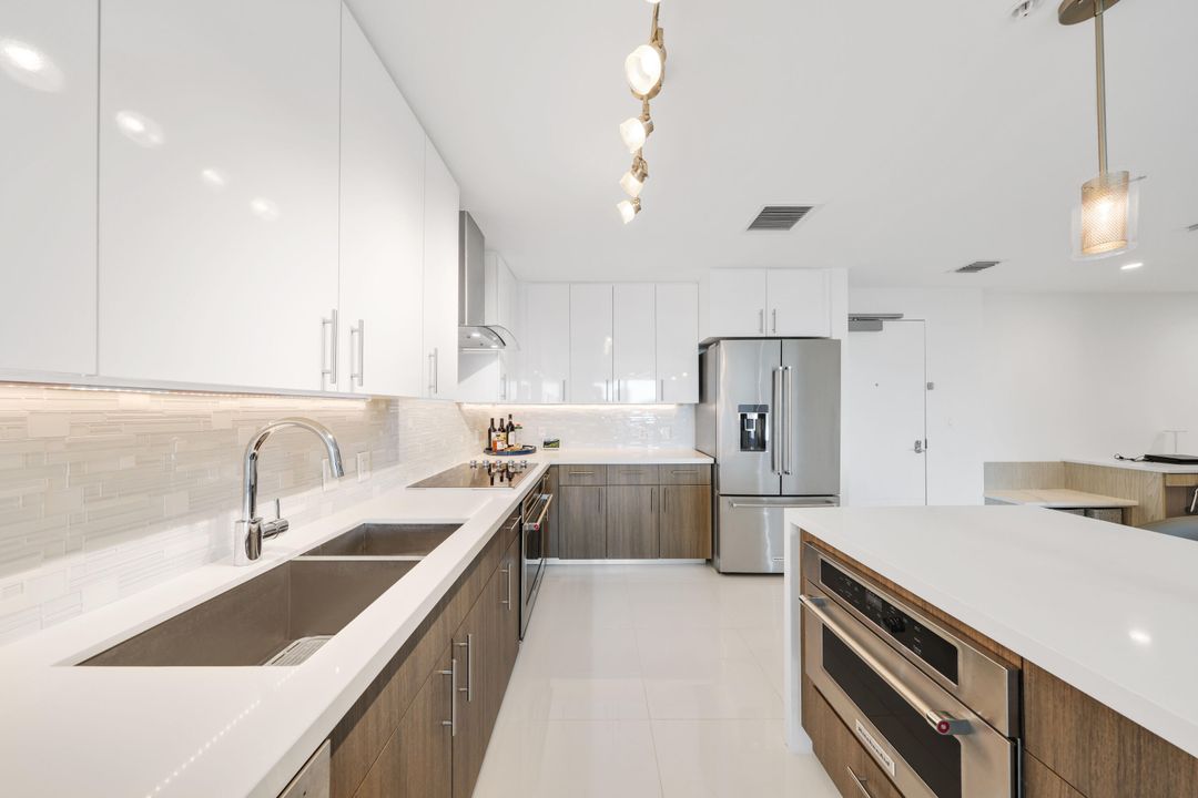 For Sale: $825,000 (1 beds, 1 baths, 926 Square Feet)