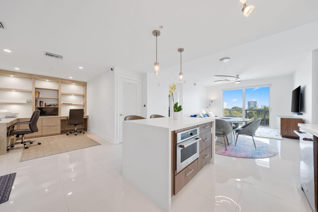 For Sale: $825,000 (1 beds, 1 baths, 926 Square Feet)