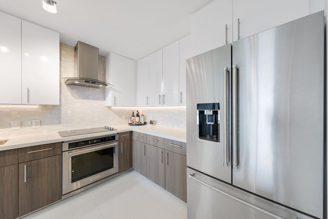 For Sale: $825,000 (1 beds, 1 baths, 926 Square Feet)