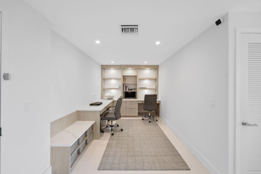 For Sale: $825,000 (1 beds, 1 baths, 926 Square Feet)