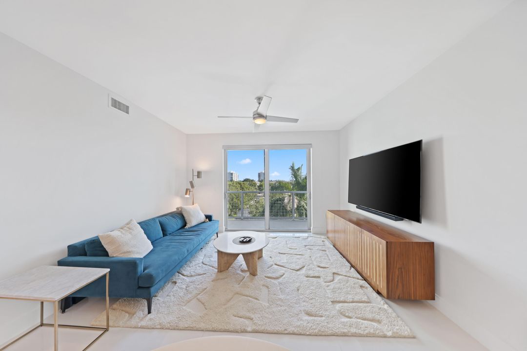 For Sale: $825,000 (1 beds, 1 baths, 926 Square Feet)