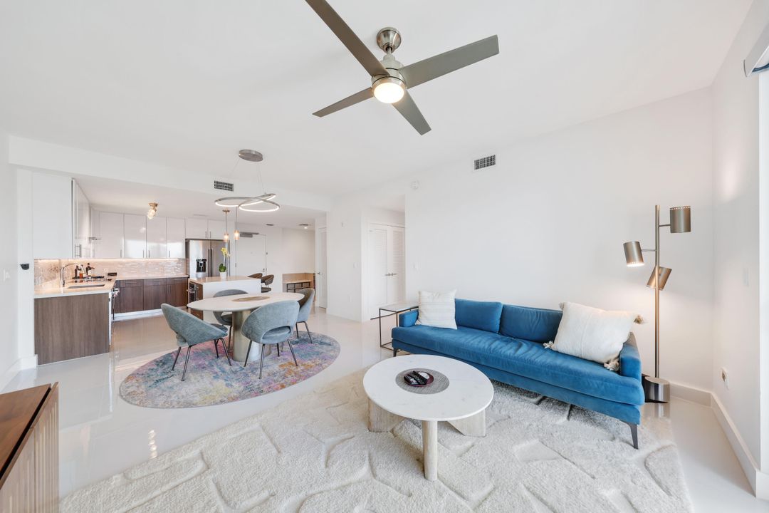 For Sale: $825,000 (1 beds, 1 baths, 926 Square Feet)