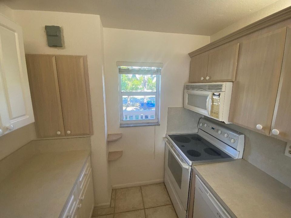 For Sale: $349,900 (2 beds, 2 baths, 1056 Square Feet)