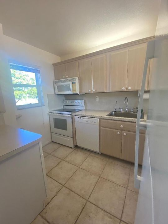 For Sale: $349,900 (2 beds, 2 baths, 1056 Square Feet)