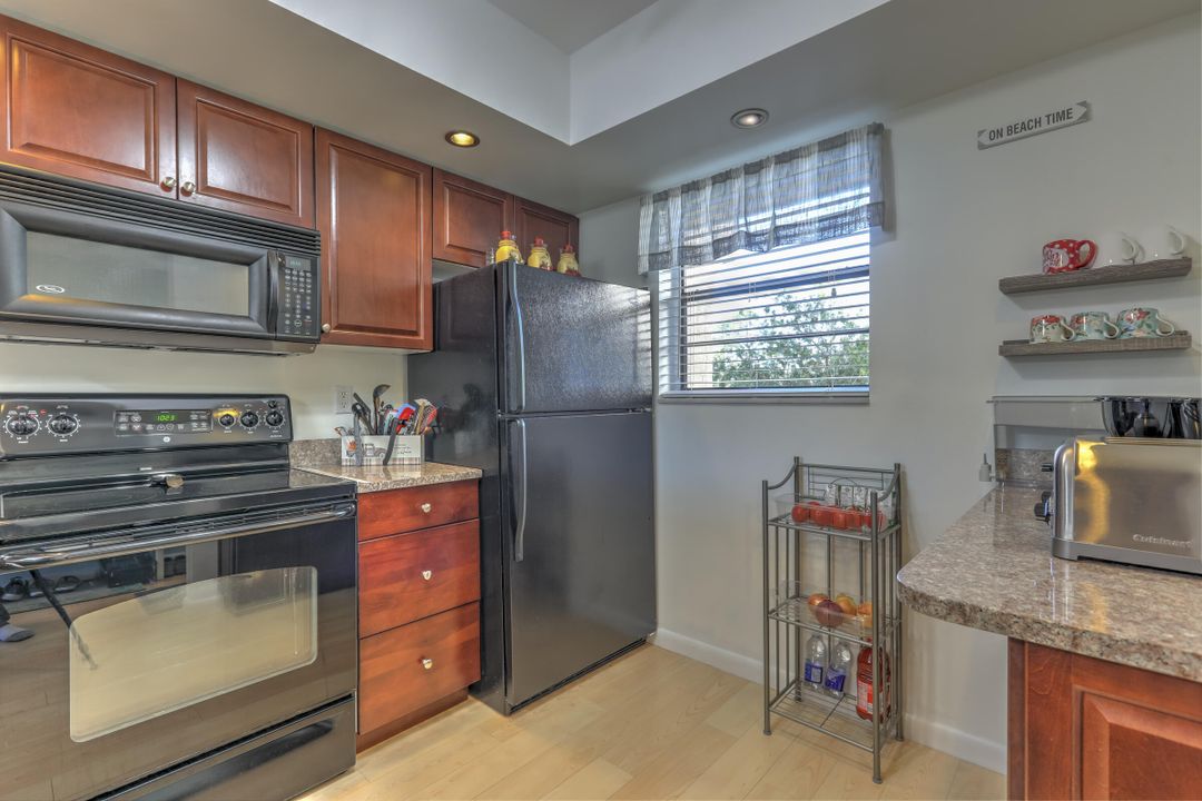 For Sale: $157,000 (1 beds, 1 baths, 1014 Square Feet)