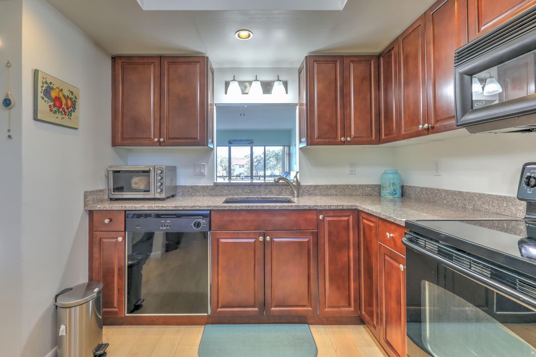 For Sale: $157,000 (1 beds, 1 baths, 1014 Square Feet)