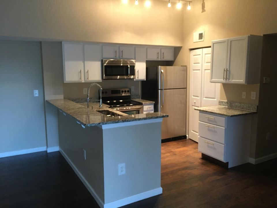 Active With Contract: $1,800 (2 beds, 2 baths, 1033 Square Feet)