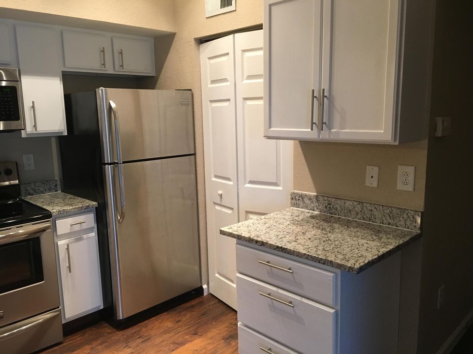 Active With Contract: $1,800 (2 beds, 2 baths, 1033 Square Feet)