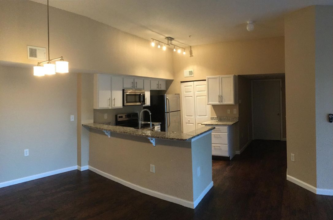 Active With Contract: $1,800 (2 beds, 2 baths, 1033 Square Feet)